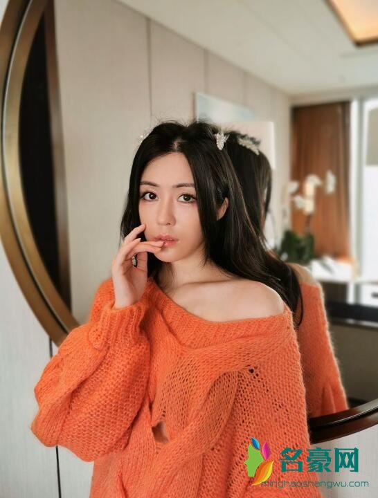 汤晶媚全新写真曝光凝视镜头清雅甜笑沉静优雅