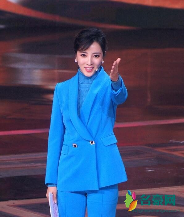 李思思连换多套造型穿连衣裙仪态大方气质出众