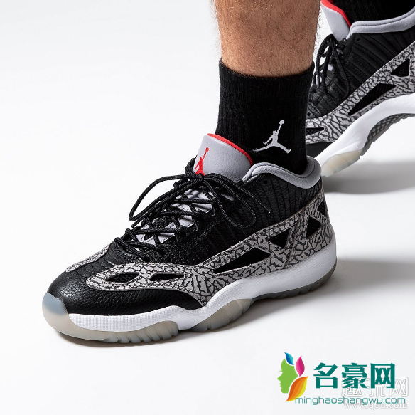 这款全新aj11黑水泥配色不同于aj11黑红或者aj11康扣配色,这款配色的