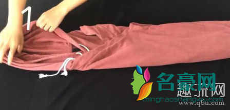 连帽卫衣折叠方法—帽包法这种折叠方式是将帽子先放着不管,然后在