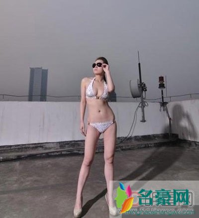 因脱光走秀而走红网络晨诗怡大尺度写真+资料 晨诗怡与撮影师销魂图