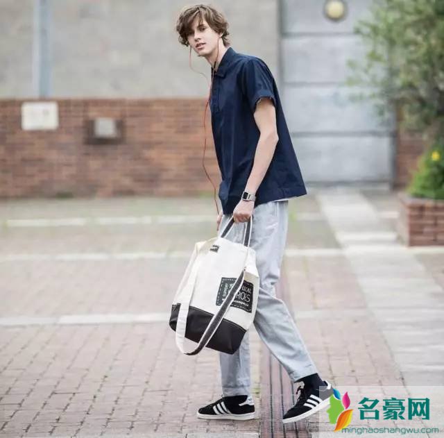 (衬衣运动鞋都是校草的代表单品)