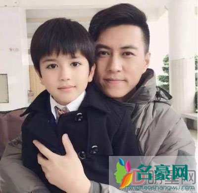 靳东儿子照片是真是假 照片上不是靳东的儿子是剧照
