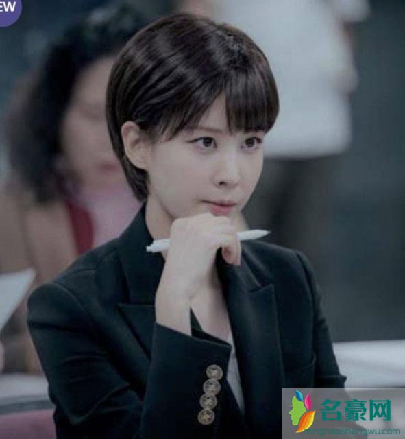韩女星一刀剪成男孩头,新短发造型气势狂加