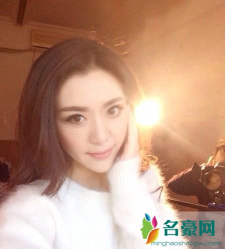 聂倩就是其中一位新晋美女,作为《非诚勿扰》的女嘉宾聂倩的牵手照也