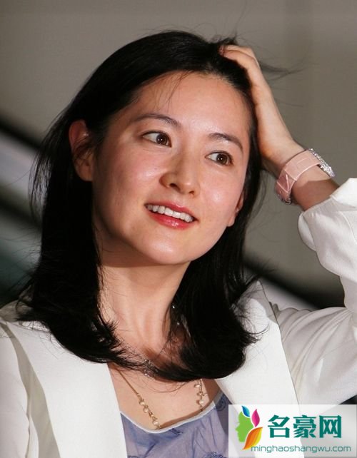 李英爱,1971年出生,现在是韩国著名影视演员.