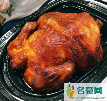 先不要放油和调味料,再将烤鸡切成块放入火锅中,然后用铲子来回翻炒1