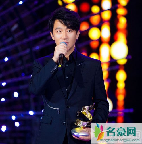 黄轩回应酒后发微博 否认得抑郁症