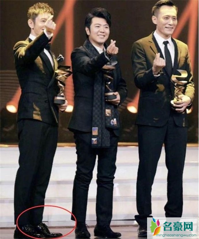 黄晓明脚背隆起