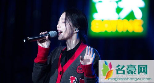 张韶涵成歌手首位女性串讲人 被妈妈拖累后她终于要重新火了