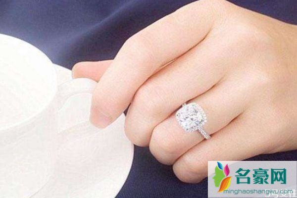 婚戒应该戴哪只手上,同手指佩戴戒指的意义
