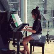 黄磊女儿参加钢琴演出才华出众 网友偶运感叹不以