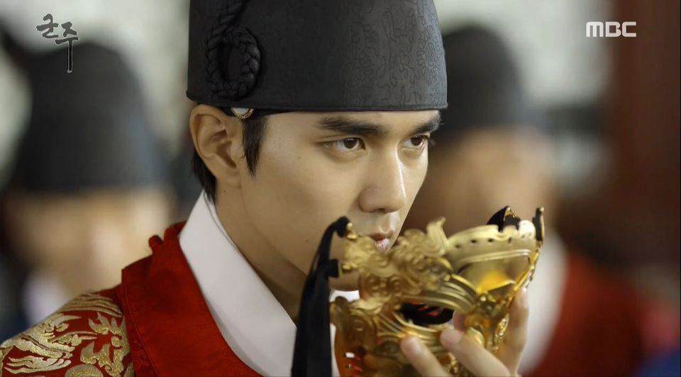 韩星帝王扮相2：俞承豪《君主－假面的主人》