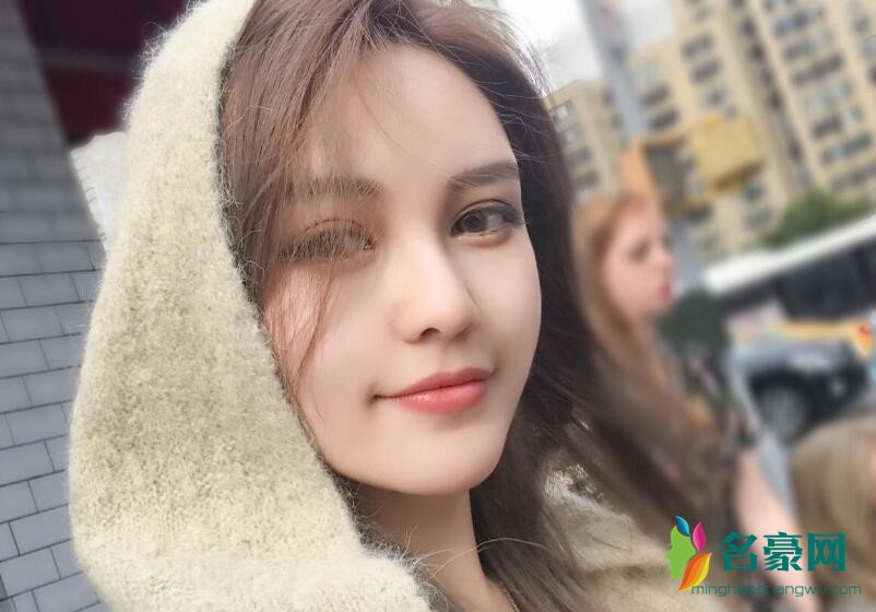 周扬青照片