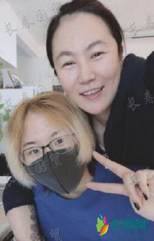 窦唯前妻与女儿合照