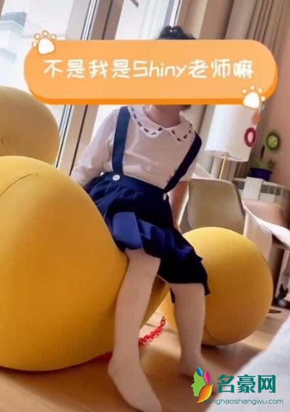 陈赫女儿教画画