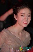 张雪迎穿薄纱裙亮相 大秀香肩对镜甜笑仙气十足