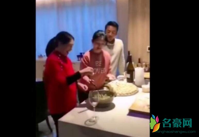 大S和婆婆包饺子视频截图