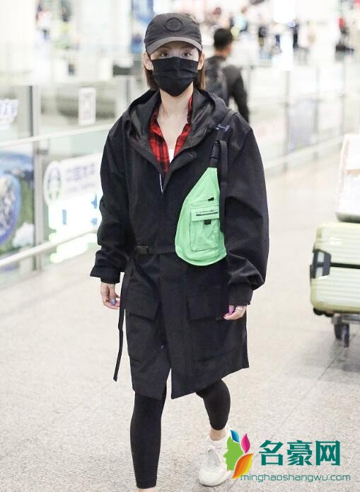 张嘉倪机场口罩遮面