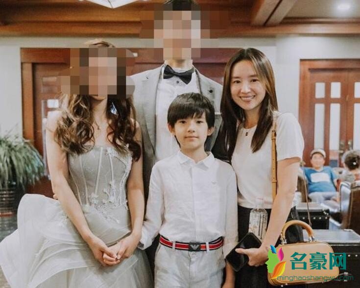 董洁带儿子出席婚礼