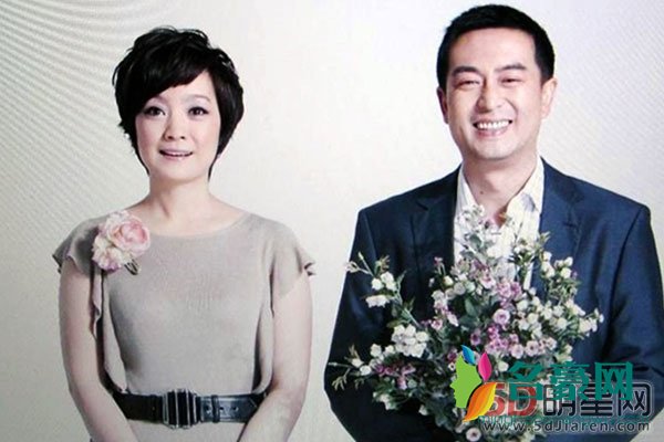 张嘉译老婆王海燕图片 原来王海燕还在老张的怀里没离婚啊