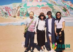 徐静蕾晒旅游美照 和友人同框笑容灿烂心情佳