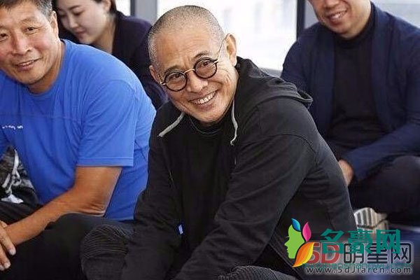 李连杰近照苍老似70岁 李连杰被利智榨干了?老牛耕地太累了