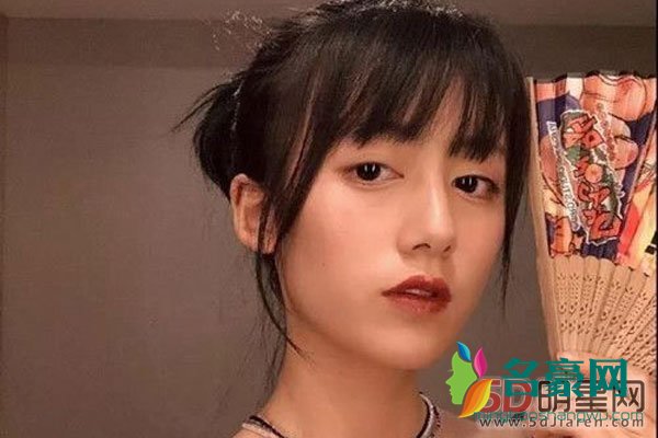 李诞和女朋友怎么认识的 没红的时候他们是在一起了吧？真的是看钱？