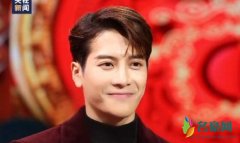 王嘉尔首次春晚 用拳头捶胸难掩激动心情