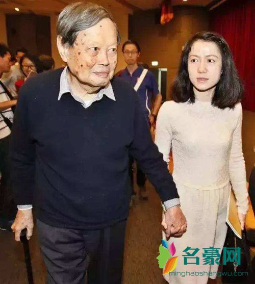 杨振宁和翁帆接吻照片 翁帆以后对这老少恋几乎没有什么美好的回忆