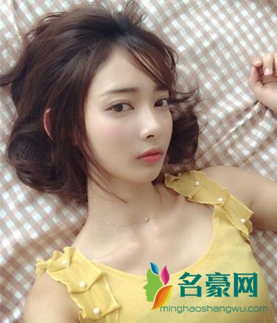 子望扒皮黑历史整容 算是个美女吧可惜就是妆画的有点浮夸