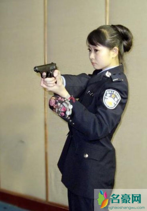 王梦溪被曹某干的无v图 原来只是上学时期的警服照不是警花