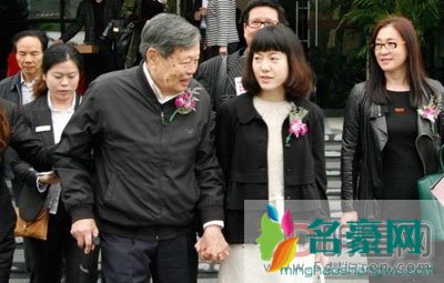 杨振宁和翁帆相差几岁 相差54岁真爱？爱他老人家的钱吧