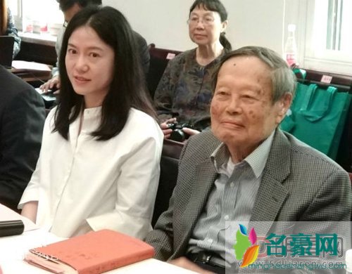 杨振宁和翁帆最新消息 老年斑都长满老脸了还说是为爱情