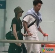 窦骁陪何超莲返港 两人全程十指紧扣甜蜜十足