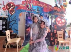 黄奕和女儿穿母女装 母女俩相互依偎感情融洽