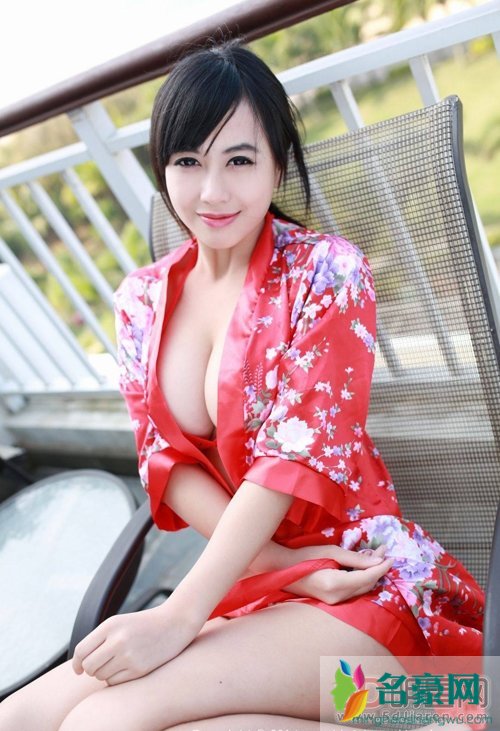 巨乳美女黄可56视频大胸有什么用 奶大炎炎夏日多透透气