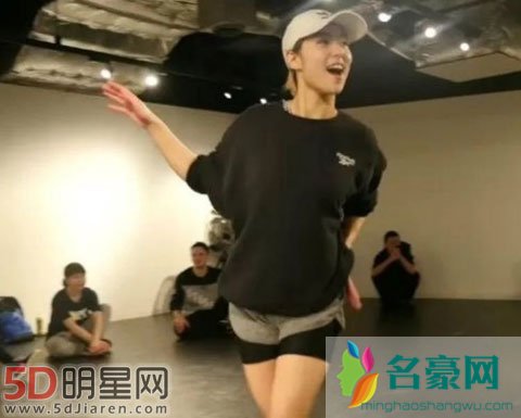 抖音美女无罩跳舞视频身材一级棒 妹子舞姿很好,个个都像去韩国整过