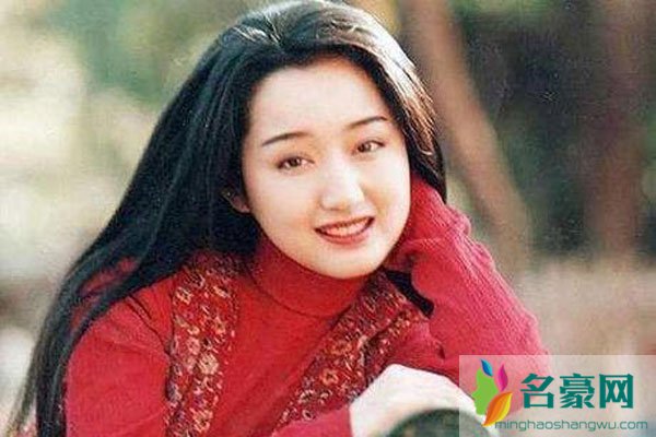 杨钰莹有再婚吗 并不是她没把自巳嫁出去,哪个有点自尊的男人不要脸面