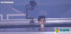 吴亦凡头部露出舞台 现场画面十分好笑