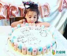 咘咘生日甜美似公主 扎着可爱的小辫子趴在桌子前超萌