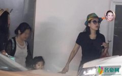 章子怡带醒醒聚会 打扮时尚休闲四肢十分纤瘦