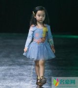 董璇女儿穿纱裙走秀 头戴蝴蝶结纯真呆萌宛若小仙女