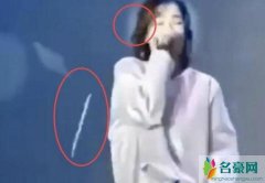 郁可唯遭扔荧光棒 瞬间惊呆似乎被吓坏了