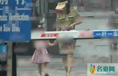 章子怡收工后接女儿放学 身材纤细小蛮腰实力抢镜