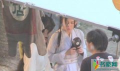 郑爽拍戏心不在焉 狂玩手机甜笑疑在和男友热聊