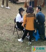 何超莲千里探班窦骁 两人亲密坐在一起甜聊羡煞旁人