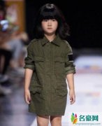 张亮女儿T台走秀 表情酷酷气场十足和天天神相似