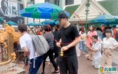 翟天临现身泰国祈福 双膝跪地非常虔诚为事业祈福