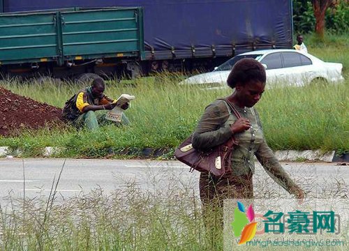 非洲劫精女强奸男人并掳走精液 劫精女劫精过程太咋舌